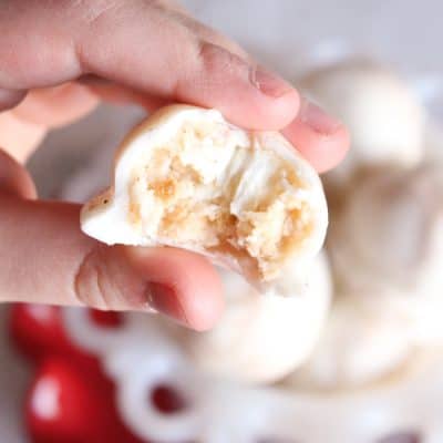 These Cinnamon Bun Oreo Balls are the tasty treat you are looking for! via createcraftlove.com