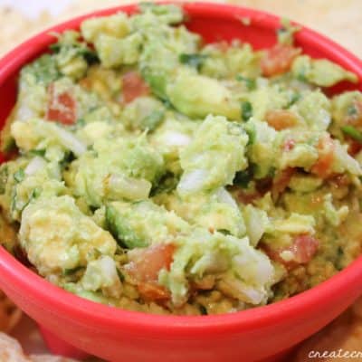 This Easy Guacamole Recipe is perfect for game day! via createcraftlove.com