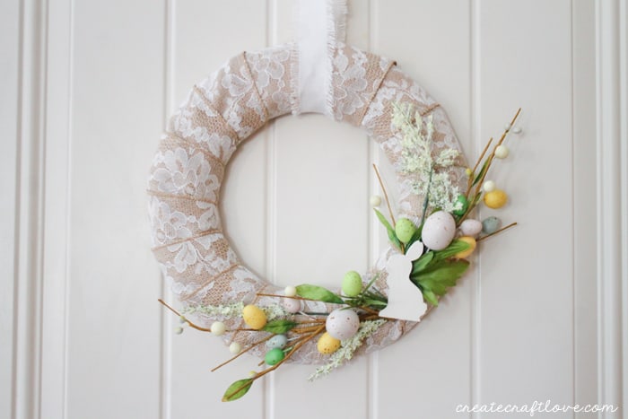 This Mini Easter Wreath is the perfect combination of elegance and simplicity! via createcraftlove.com