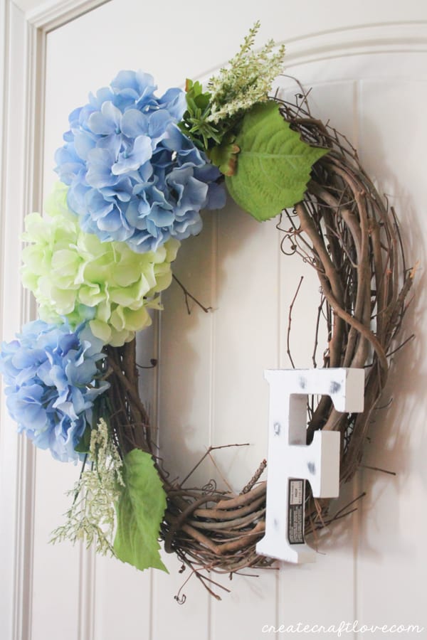 This Spring Hydrangea Wreath is sure to give you spring fever! via createcraftlove.com