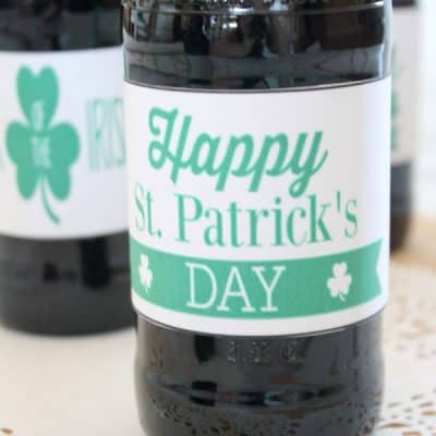 These St Patricks Day Bottle Labels help you bring a little bit of that old Chicago celebration home! via createcraftlove.com