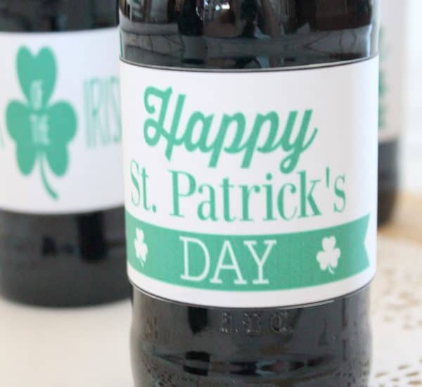 These St Patricks Day Bottle Labels help you bring a little bit of that old Chicago celebration home! via createcraftlove.com