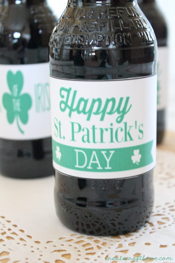 These St Patricks Day Bottle Labels help you bring a little bit of that old Chicago celebration home! via createcraftlove.com
