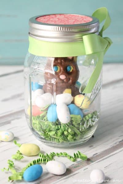 This Mason Jar Easter Treat puts a new twist on traditional Easter basket gifting! via createcraftlove.com