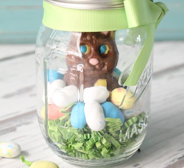 This Mason Jar Easter Treat puts a new twist on traditional Easter basket gifting! via createcraftlove.com