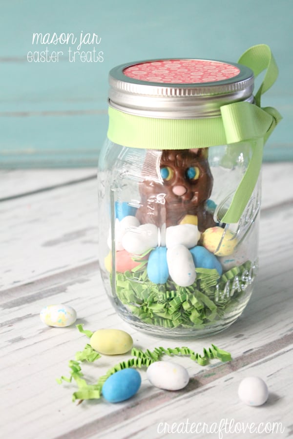 This Mason Jar Easter Treat puts a new twist on traditional Easter basket gifting! via createcraftlove.com