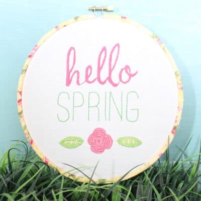 This Spring Embroidery Hoop Art can be whipped up in no time!