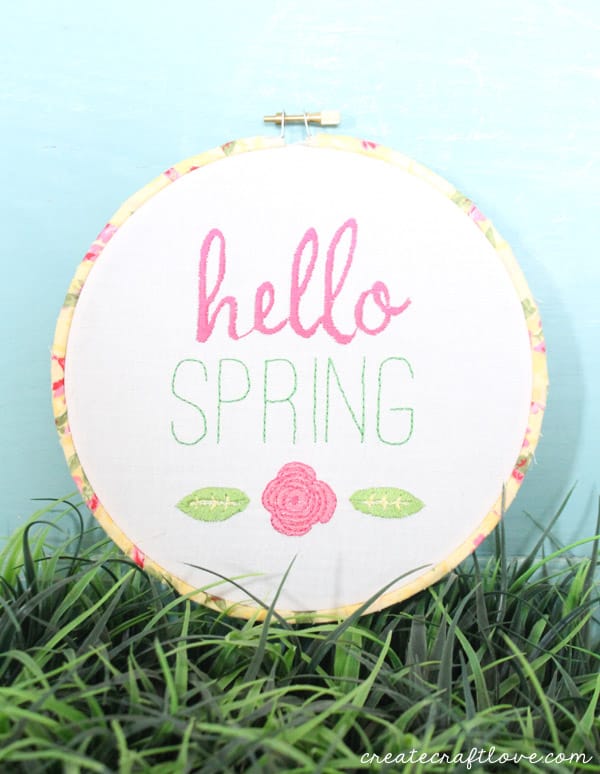 This Spring Embroidery Hoop Art can be whipped up in no time!