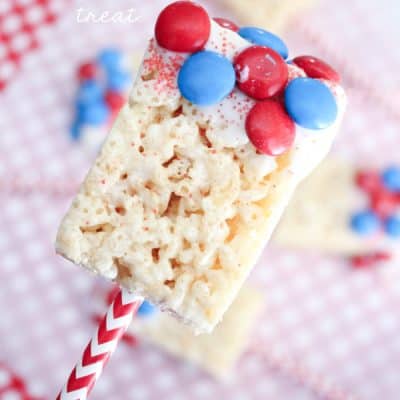 This Easy 4th of July Treat will take you 5 minutes to make! via createcraftlove.com