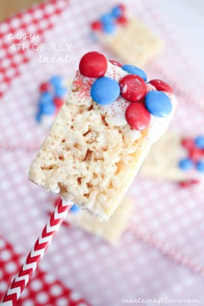 This Easy 4th of July Treat will take you 5 minutes to make! via createcraftlove.com