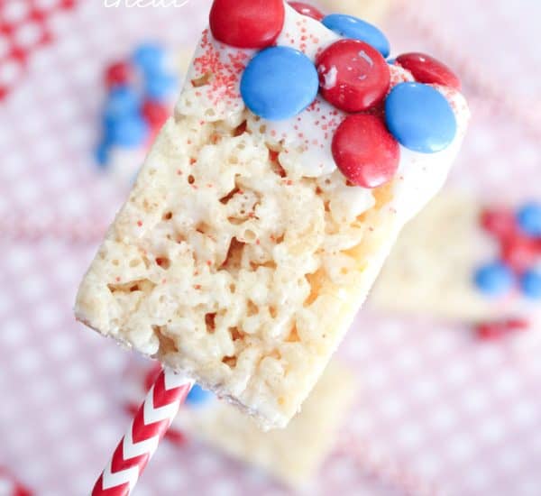 This Easy 4th of July Treat will take you 5 minutes to make! via createcraftlove.com