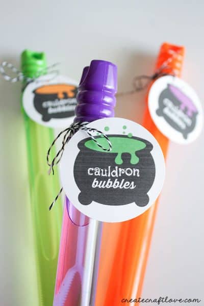 This Cauldron Bubbles Printable is great for candy and non-candy Halloween treats! via createcraftlove.com