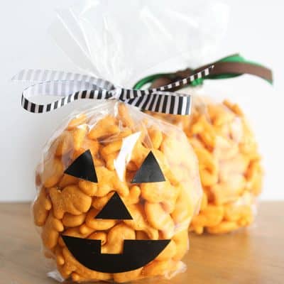 These Pumpkin Treat Bags are such a simple idea, I can't believe I didn't think of it sooner!
