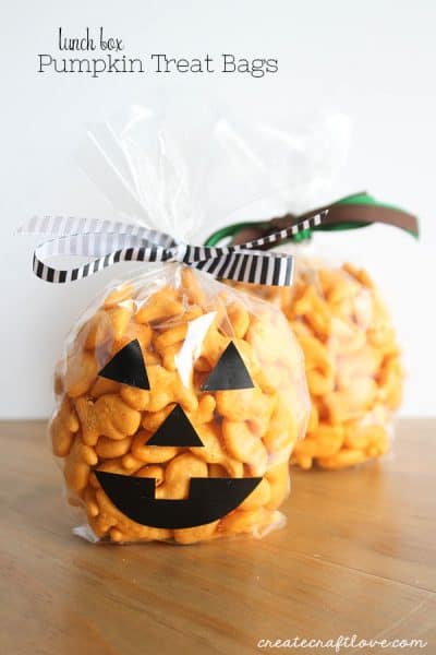 These Pumpkin Treat Bags are such a simple idea, I can't believe I didn't think of it sooner!