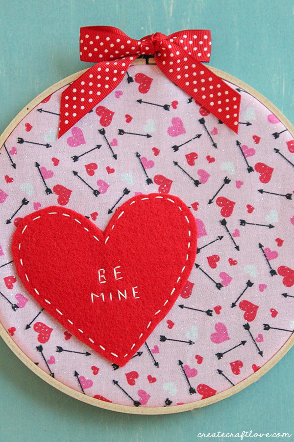 What do you get when you combine Valentine fabric, felt and embroidery floss? This adorable Valentine Hoop Art! via createcraftlove.com