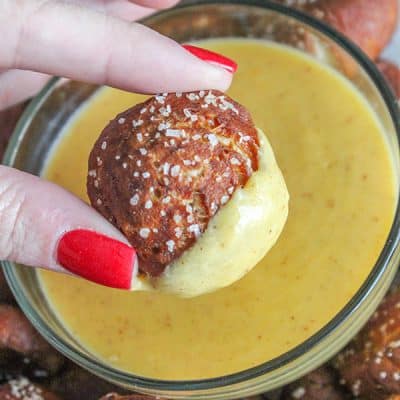 These soft pretzel bites are the best appetizer for a crowd! via createcraftlove.com