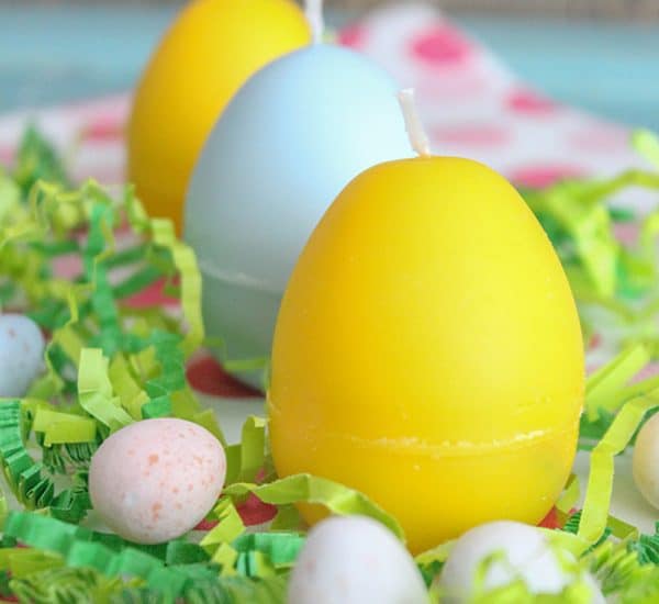 These Easter Egg Candles are sure to brighten up your spring decor! via createcraftlove.com