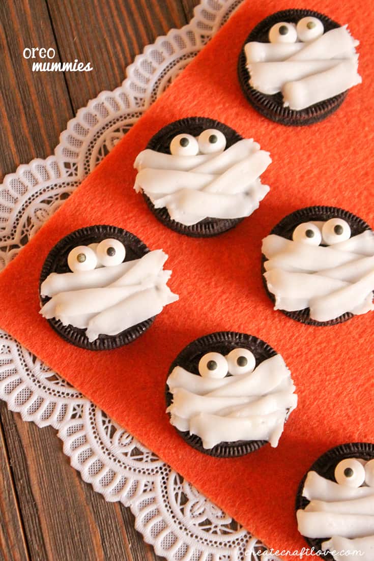 These Oreo Mummies are a quick and delicious Halloween treat!