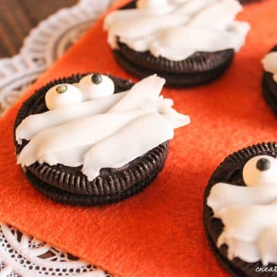 Oreo Mummies are perfect for classroom or costume parties!