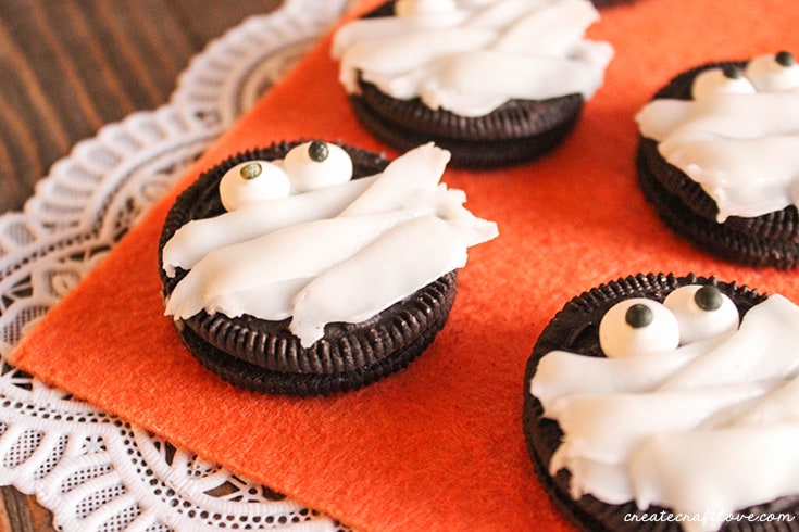 Oreo Mummies are perfect for classroom or costume parties!