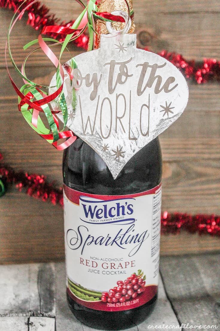 Use vinyl to create these Holiday Cards and Gift Tags!