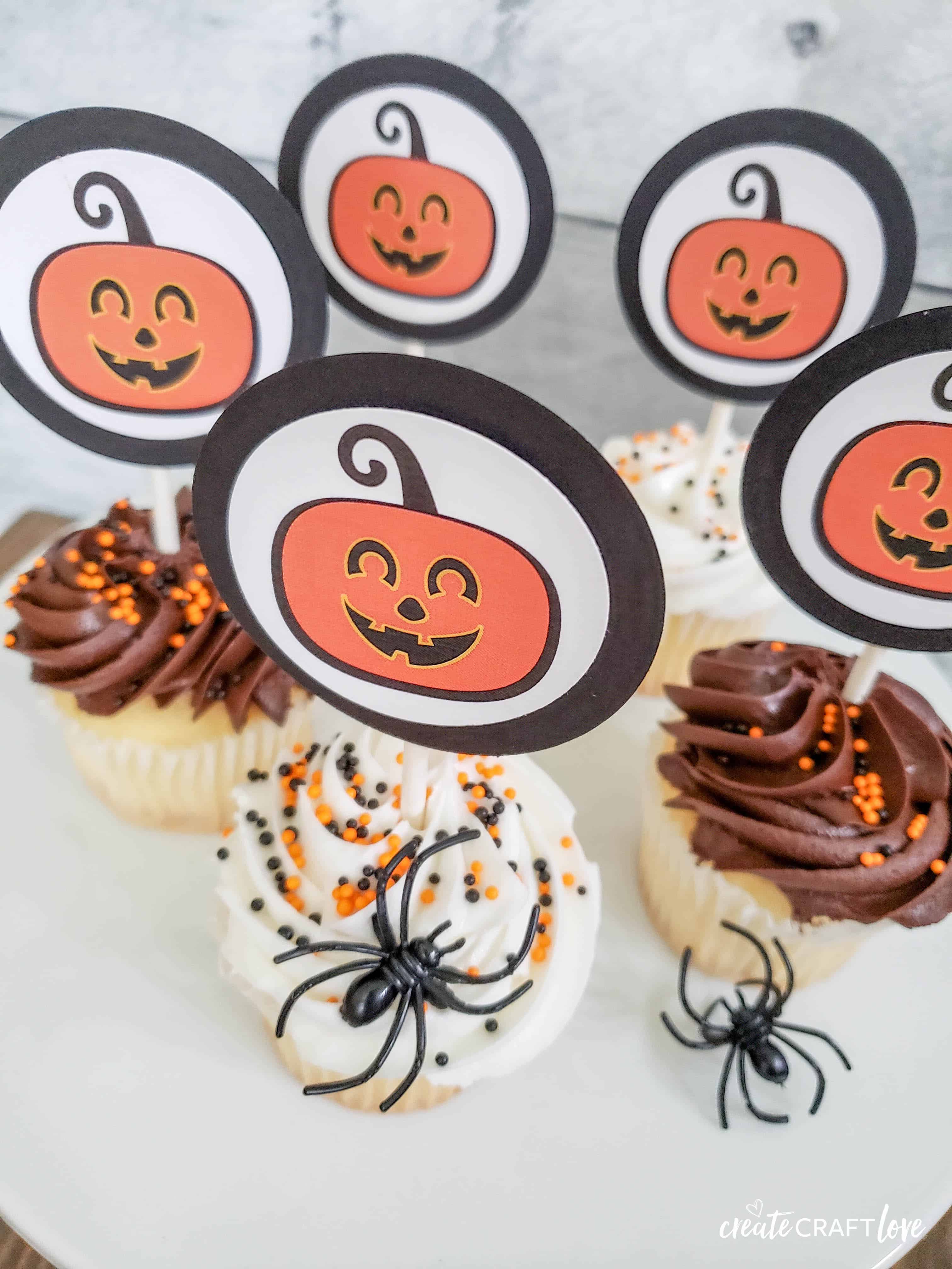 Spice up some plain cupcakes with these Retro Halloween Cupcake Toppers!
