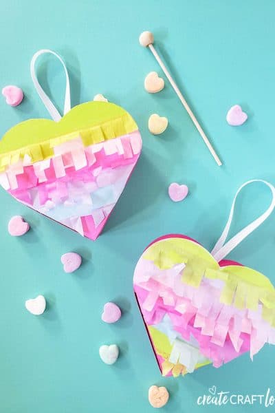 How cute are these Mini Heart Pinatas for Valentines Day? #cricut #papercrafts #pinatas #valentinesday #hearts
