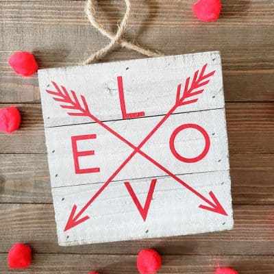 It's not too late to whip up this stunning Farmhouse Valentine Decor! #valentinesday #farmhousestyle #farmhousedecor #woodensign