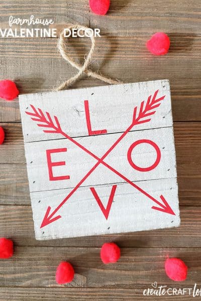 It's not too late to whip up this stunning Farmhouse Valentine Decor! #valentinesday #farmhousestyle #farmhousedecor #woodensign