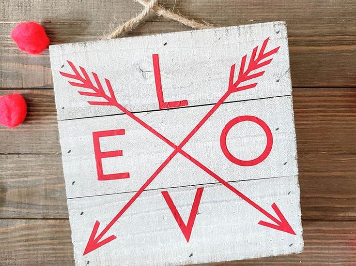 It's not too late to whip up this stunning Farmhouse Valentine Decor! #valentinesday #farmhousestyle #farmhousedecor #woodensign