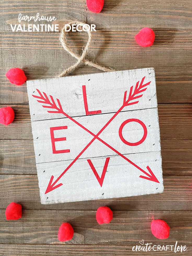 It's not too late to whip up this stunning Farmhouse Valentine Decor! #valentinesday #farmhousestyle #farmhousedecor #woodensign