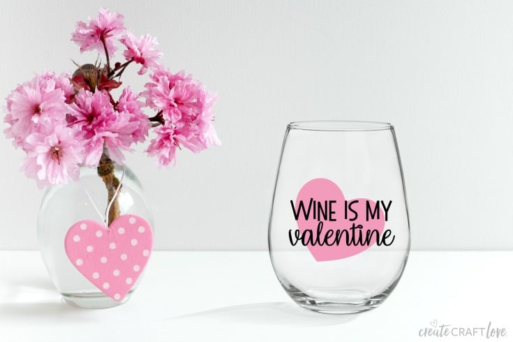 Surprise your best gal pal with this fun Galentine Wine Glass! - FREE SVG File included! #svgfile #cricut #cutfiles #valentinesday
