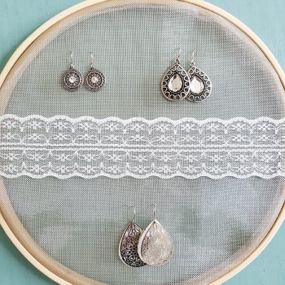 Embroidery Hoop Earring Holder #embroideryhoop #farmhousedecor #functionaldecor